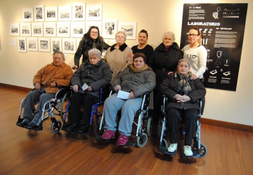 Usuarios do Centro de Día visitaron no Lustres Rivas a exposición 15×20 Mate
